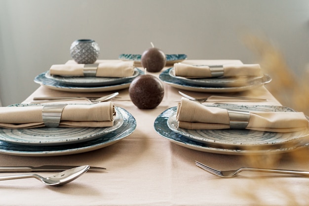 Stół z talerzami i naczyniami